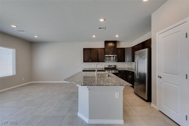 Building Photo - 945 Willow Berry Ave