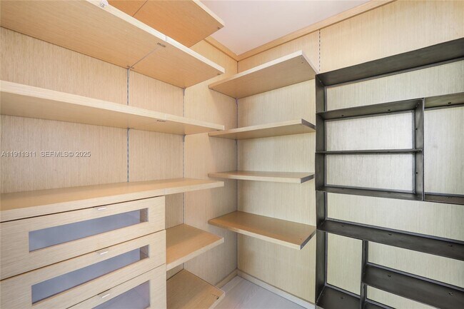 Building Photo - 2627 S Bayshore Dr