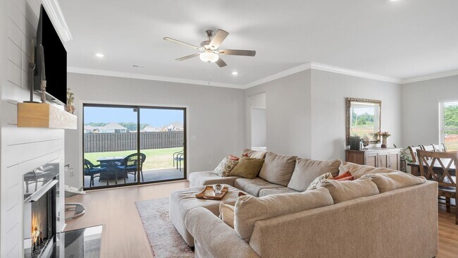 Building Photo - Like-new 4BR/3BA home in desirable St. Cla...
