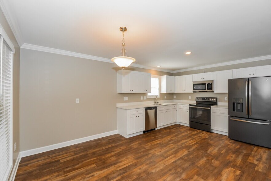 Building Photo - 117 Lakeside Ct