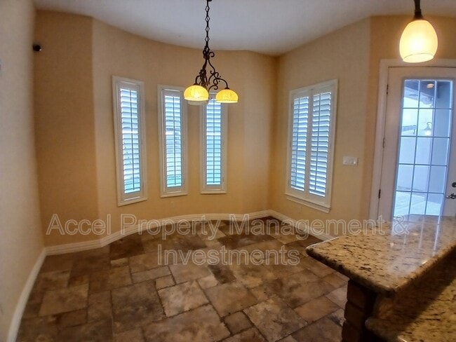 Building Photo - 2423 W Hampton Ave