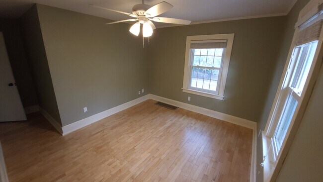 Building Photo - 424 11th St