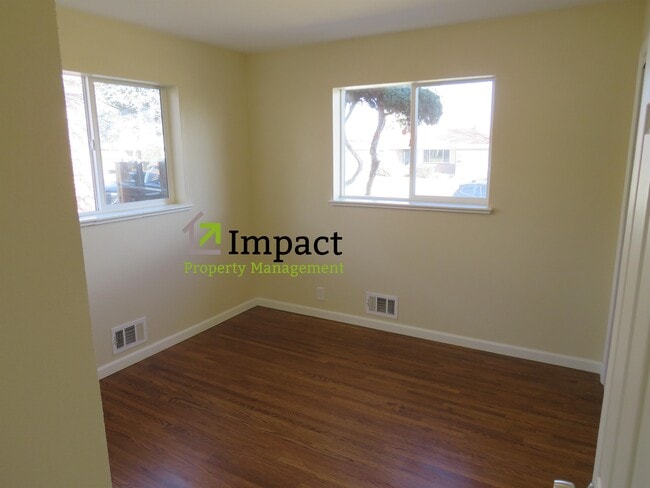 Building Photo - 5564 E Utah Pl