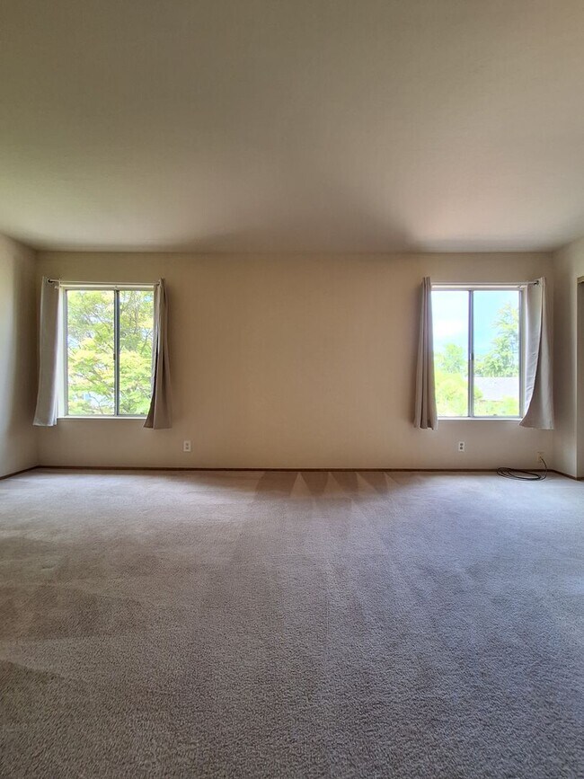 Building Photo - Spacious 4bd Tri-Level Home w/Central Heat...