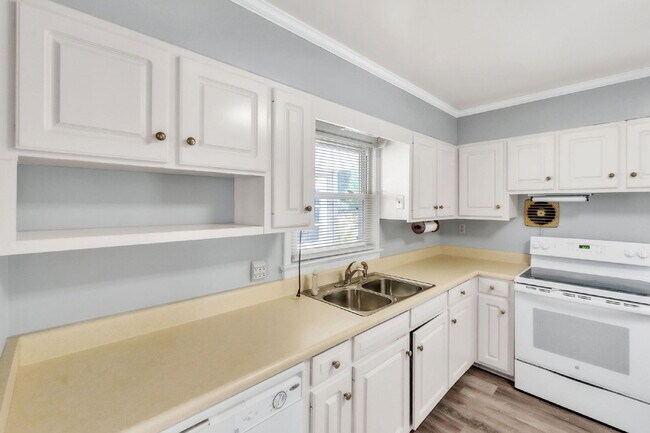 Building Photo - Stylish 3 Bedroom, 2 Bath Ranch with Bright Sunroom and Modern Comforts