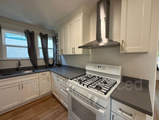 Building Photo - 940 N Sierra Nevada St