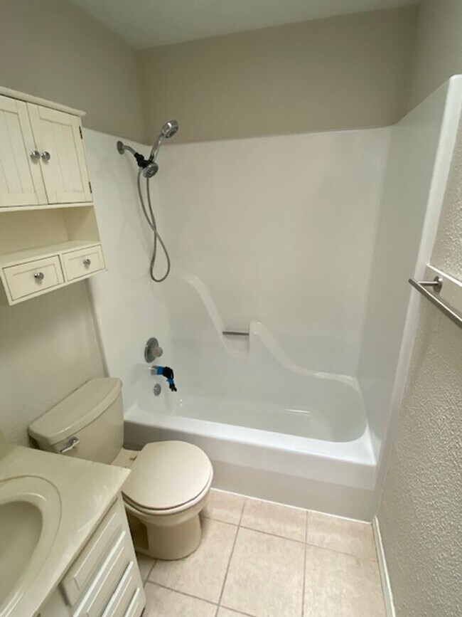 Building Photo - Excellent Town Home Near Campus!