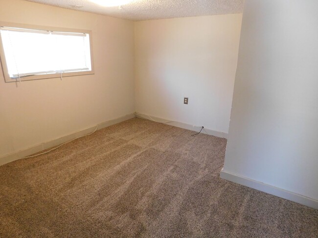 Building Photo - Quaint 3 bedroom/1 bath House in Augusta, KS!