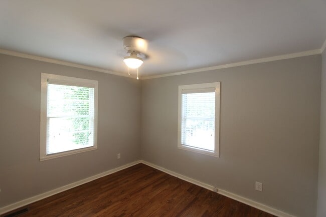 Building Photo - Lovely Duplex For Rent