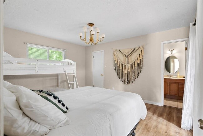 Building Photo - 2320 Montclaire St