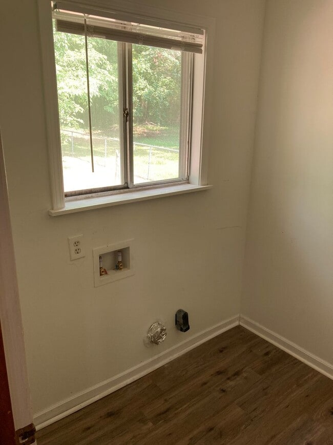 Building Photo - 3/1 House in South Rome- $1,195