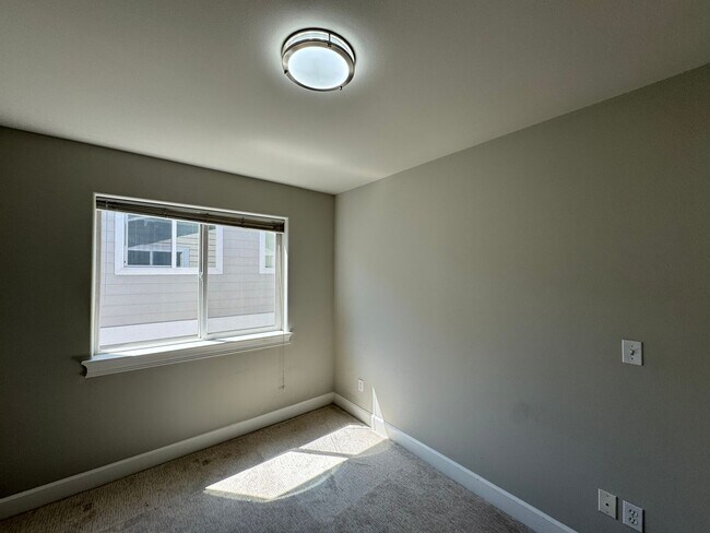 Building Photo - 150 W Florentia St