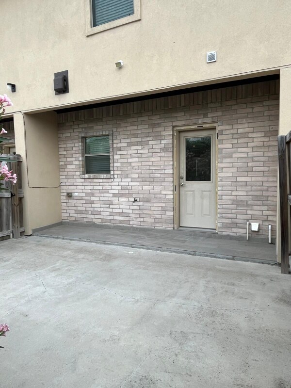 Building Photo - 404 Newport Ave
