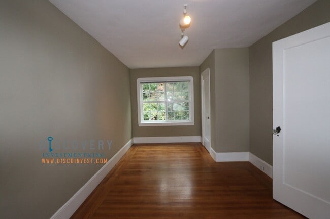 Building Photo - Upper Rockridge 3 Bedroom Home