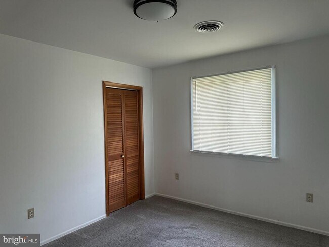 Building Photo - 621 Fernhill Rd