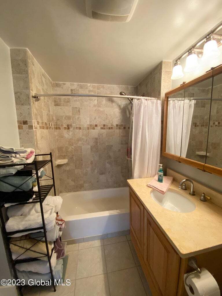 Bathroom - tile shower, Washer/dryer in bathroom - 104 Catherine St