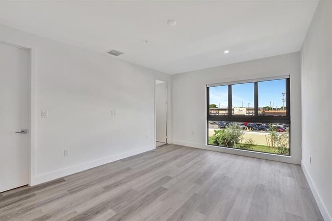 Building Photo - 4208 NE 7th Terrace