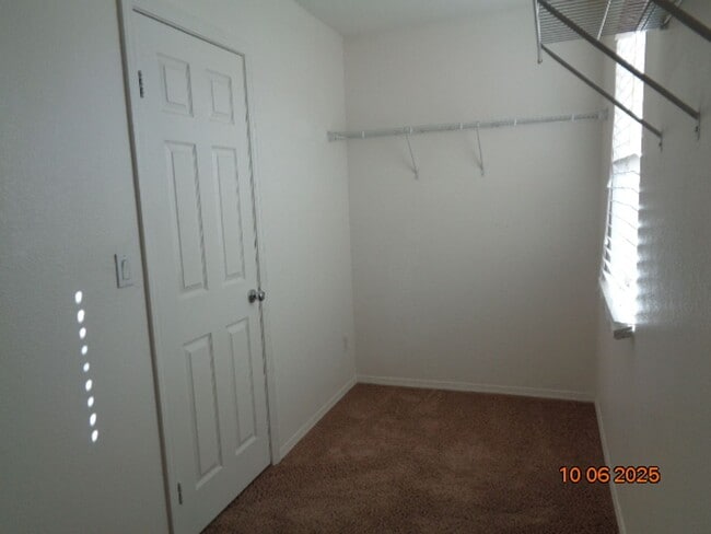 Building Photo - Large 2 Story Offering 3419 sq. ft. and 5 bedrooms plus loft