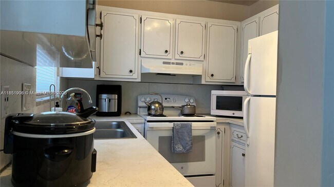 Building Photo - 941 Crystal Lake Dr