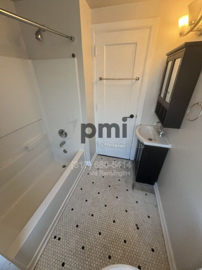 Building Photo - 1 W 28th St