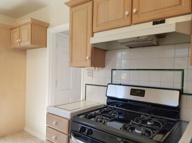 Building Photo - 706 1/2 North McCadden Place