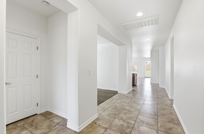 Building Photo - Single Story Stunner in Silverado Ranch!