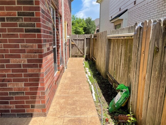 Building Photo - 12423 Ashford Hollow Dr