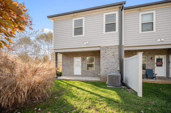 Building Photo - 555 Gresham Ln