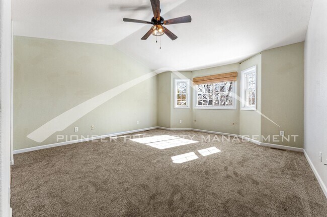 Building Photo - Beautiful Home with Fenced Back Yard and Cozy Fireplace