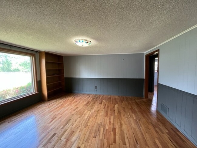 Building Photo - Renovated 4 Bedroom 2 Bath Home with 2 Car...
