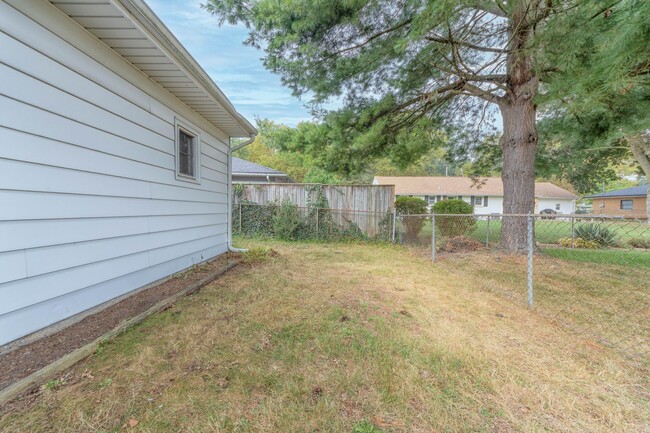 Building Photo - Three Bedroom Home in Kalamazoo