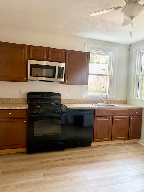 Large bright kitchen with direct access to patio - 5234 Holmes St
