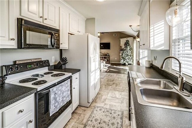 Building Photo - 7731 Blue Cedar Dr