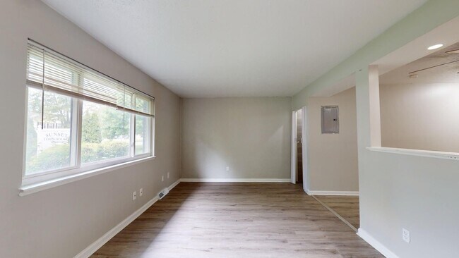 Building Photo - 3 Bedroom/1 bathroom renovated townhouse.