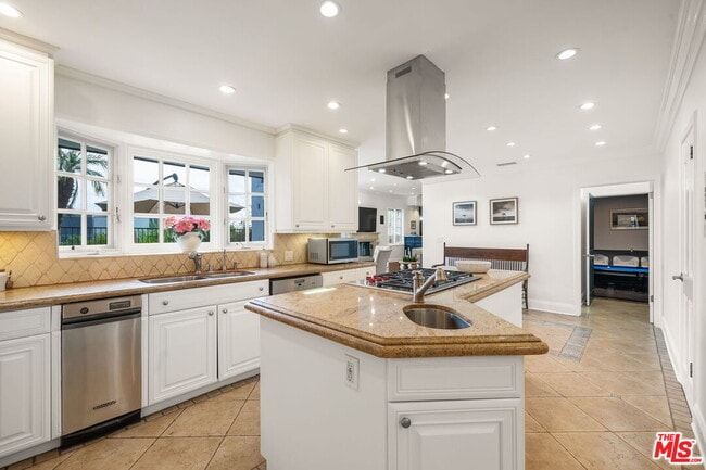 Building Photo - 9023 Alto Cedro Dr