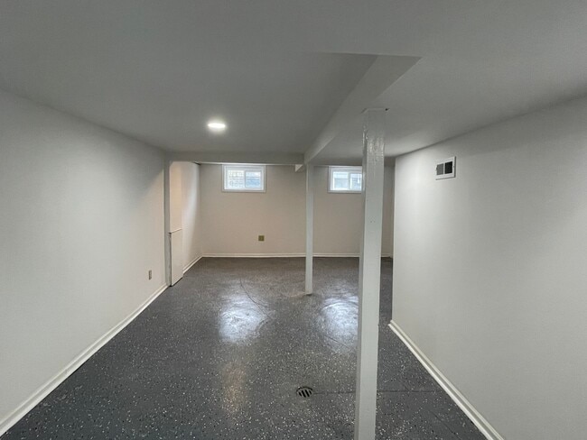 Building Photo - 114 E Richmond St