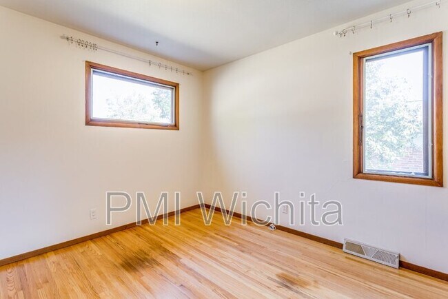 Building Photo - 9315 W 9th St N