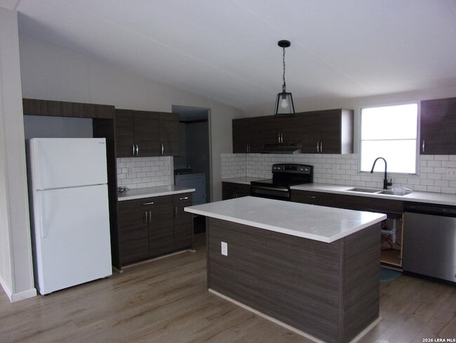 Building Photo - 360 Rangeland Rd