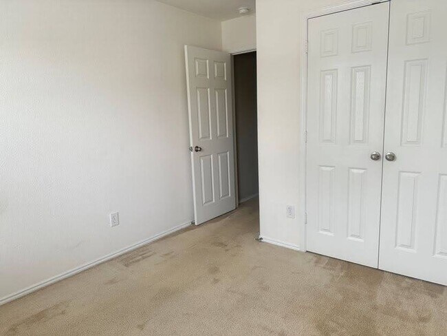 Building Photo - Cute single family home in Lake Point Community