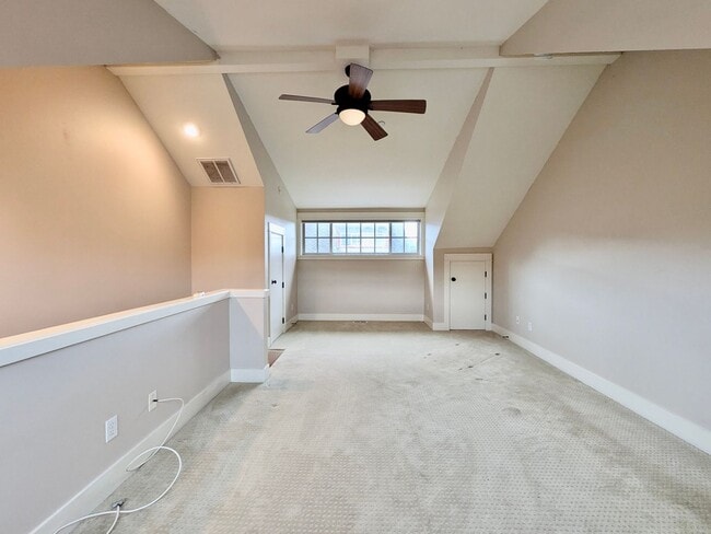 Building Photo - Luxury Townhome in Lake Oswego’s Coveted First Addition | Garage Included!