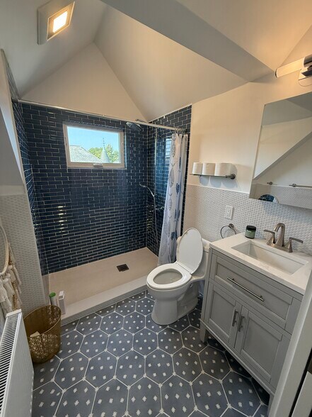 Building Photo - 96 Munroe St