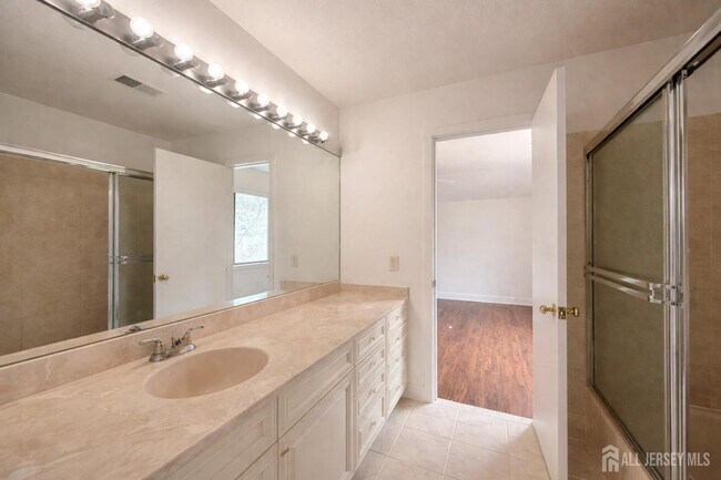 Building Photo - 470 Sayre Dr