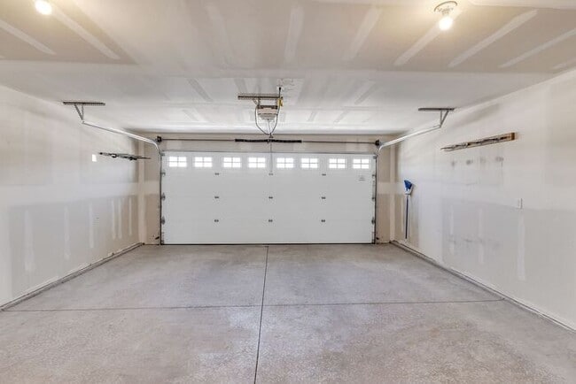 Building Photo - Modern 3 Bedroom 3 Bath Townhome in New Construction Neighborhood