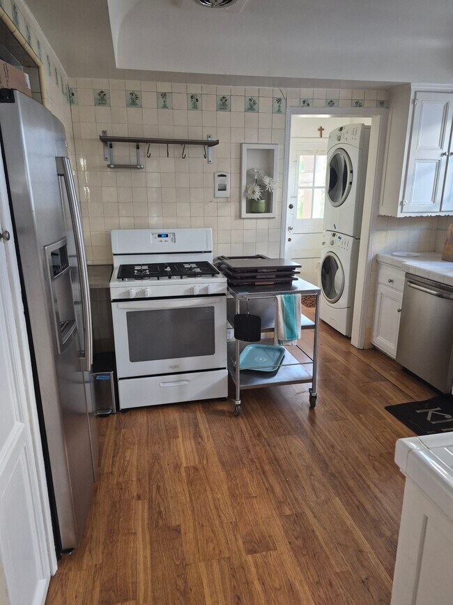 Building Photo - 357 S Doheny Dr