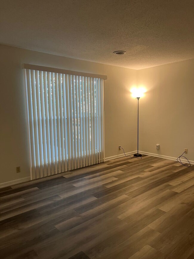 Building Photo - Spacious 2 bdrm/1.5 bath townhome in Cedar...