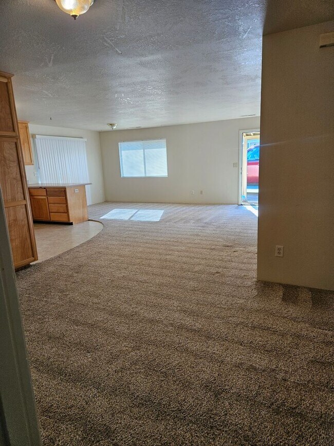 Building Photo - Clean Duplex