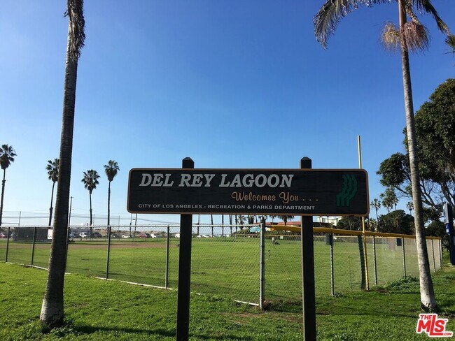 Building Photo - 6824 Esplanade