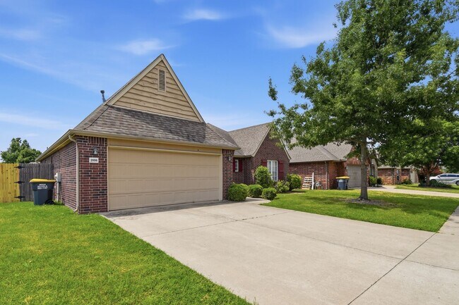 Building Photo - 3 Bed | 2 Bath | Jenks | Available Now