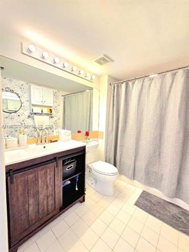 Building Photo - 1155 Brickell Bay Dr