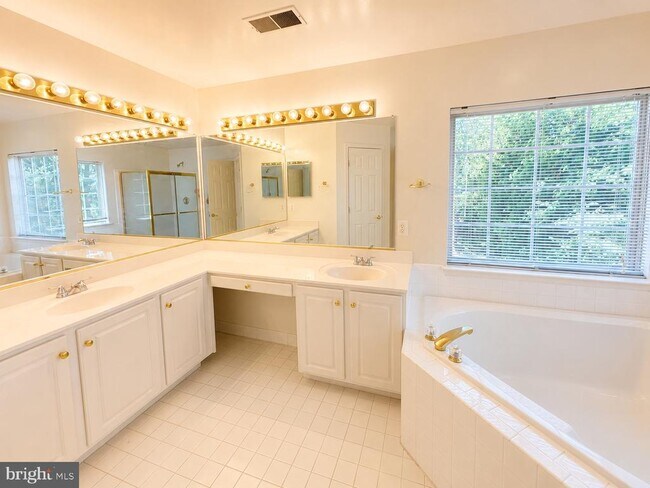 Building Photo - 8646 Royal Worcester Ln